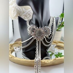Vintage-Inspired Layered Sunflower Choker Necklace – Statement Piece